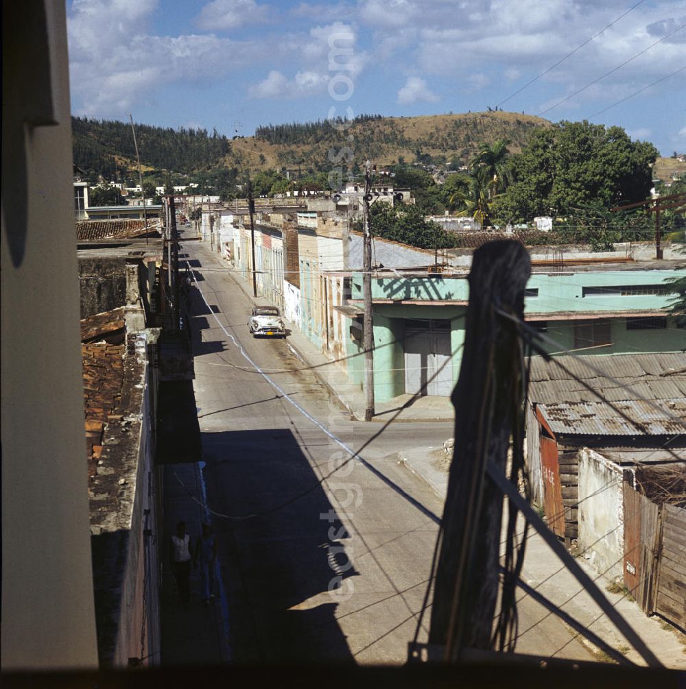 GDR picture archive: Holguín - Blick über die Dächer eines Wohnviertels der viertgrößten Stadt von Kuba, Holguín.