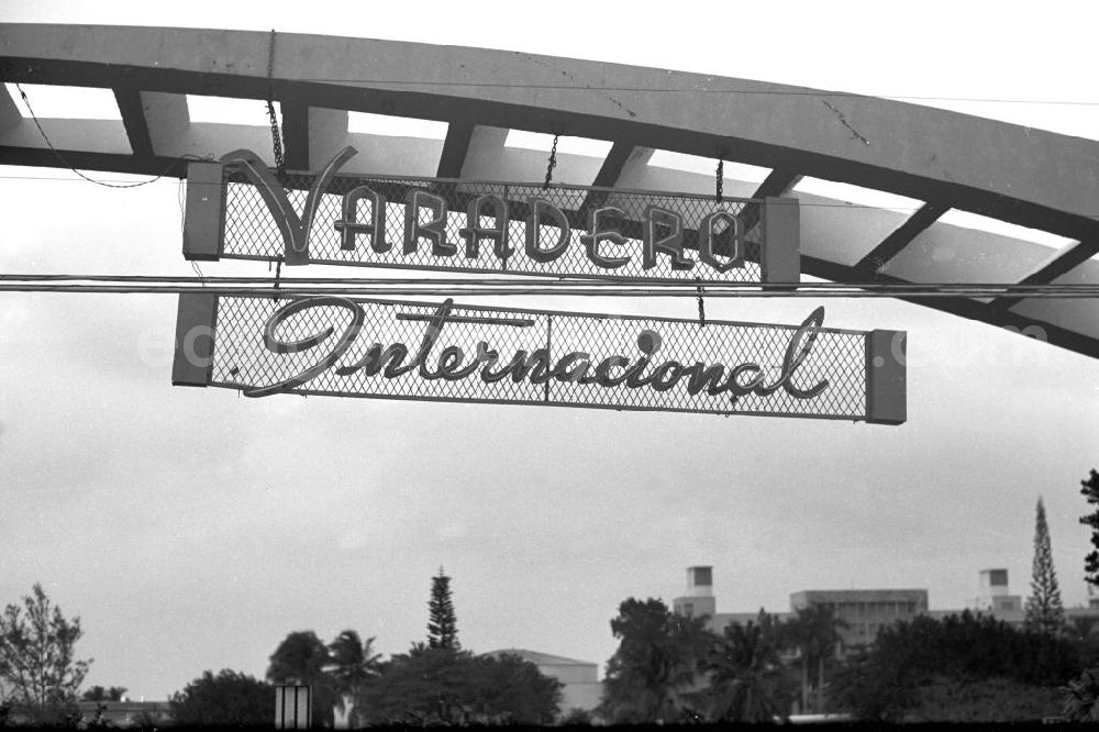 GDR image archive: Varadero - Blick auf das Eingangsschild zur Hotelanlage Varadero Internacional. Varadero in der kubansichen Provinz Matanzas entwickelte sich mit seinen langen Sandstränden seit den 5