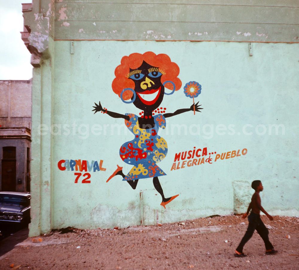 GDR image archive: Havanna - An einer Hauswand in Havanna in Kuba zeugt das farbenfrohe Bild einer tanzenden Frau vom Carnaval 72.