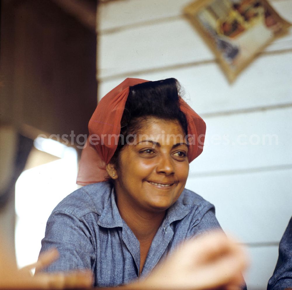 GDR photo archive: Ciego de Ávila - Zum Ernteeinsatz haben sich kubanische jugendliche Mädchen in einem Camp in der Provinz Ciego de Ávila in Zentral-Kuba zusammengefunden. Girls as harvest hand in a Girls-Camp in the province Ciego de Ávila - Cuba.