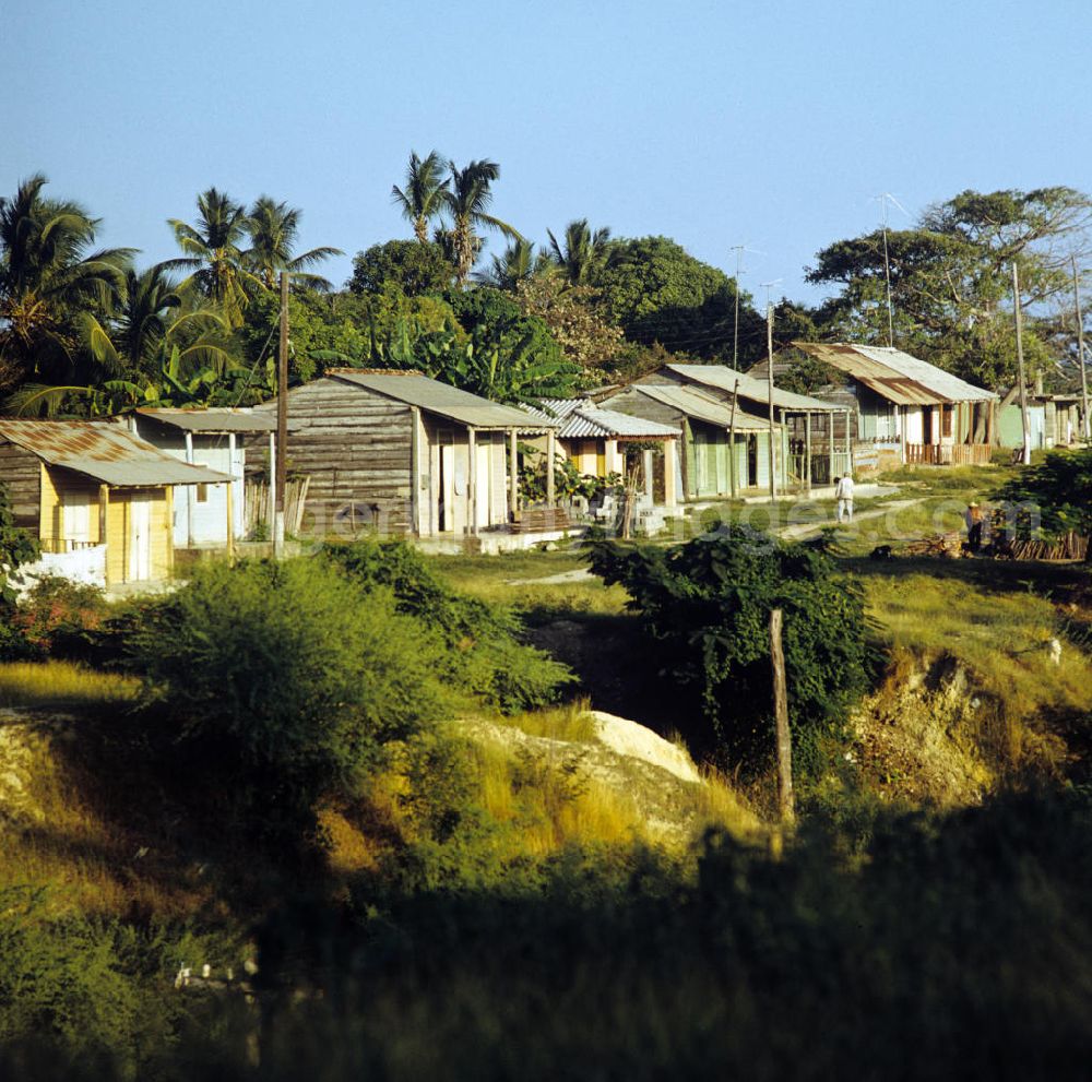 GDR image archive: Nuevitas - Blick auf ärmlich wirkende Behausungen einer Wohnsiedlung in der kubanischen Hafenstadt Nuevitas. Housing copmplex in the port city Nuevitas.
