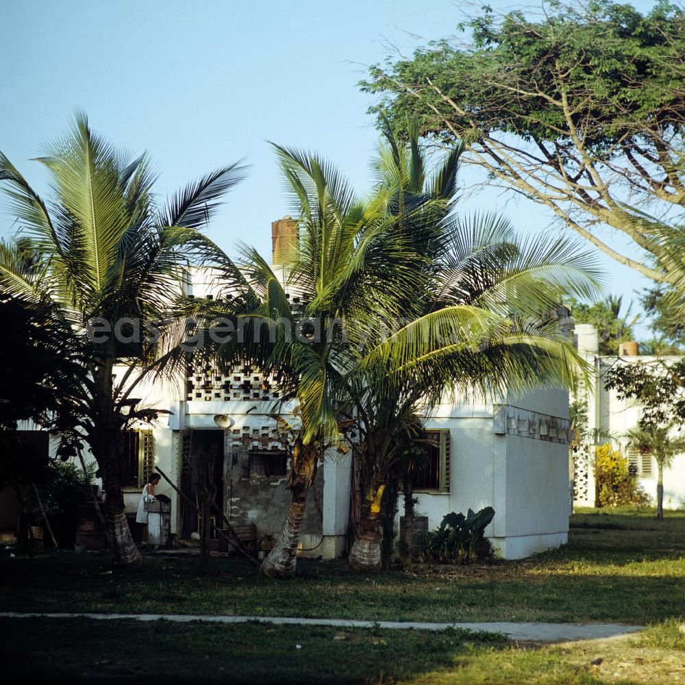 GDR picture archive: Nuevitas - Blick auf ein Wohnhaus in der kubanischen Hafenstadt Nuevitas.