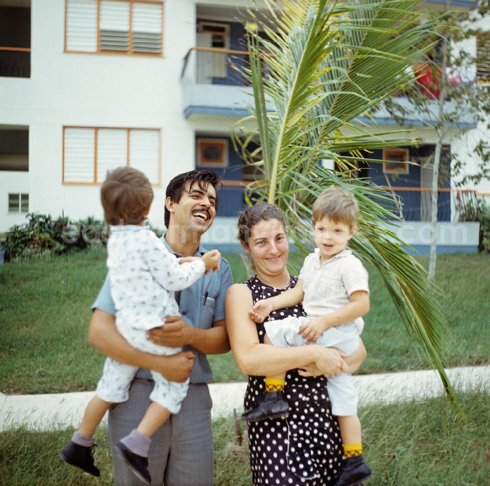 Havanna: Eine kubanische Familie posiert vor ihrem neu errichteten Wohnhaus in Plattenbauweise in Havanna Alamar. Die kubanische Neubausiedlung Alamar war einst als Symbol sozialistischen Lebens geplant worden und ist seit Mitte der 6