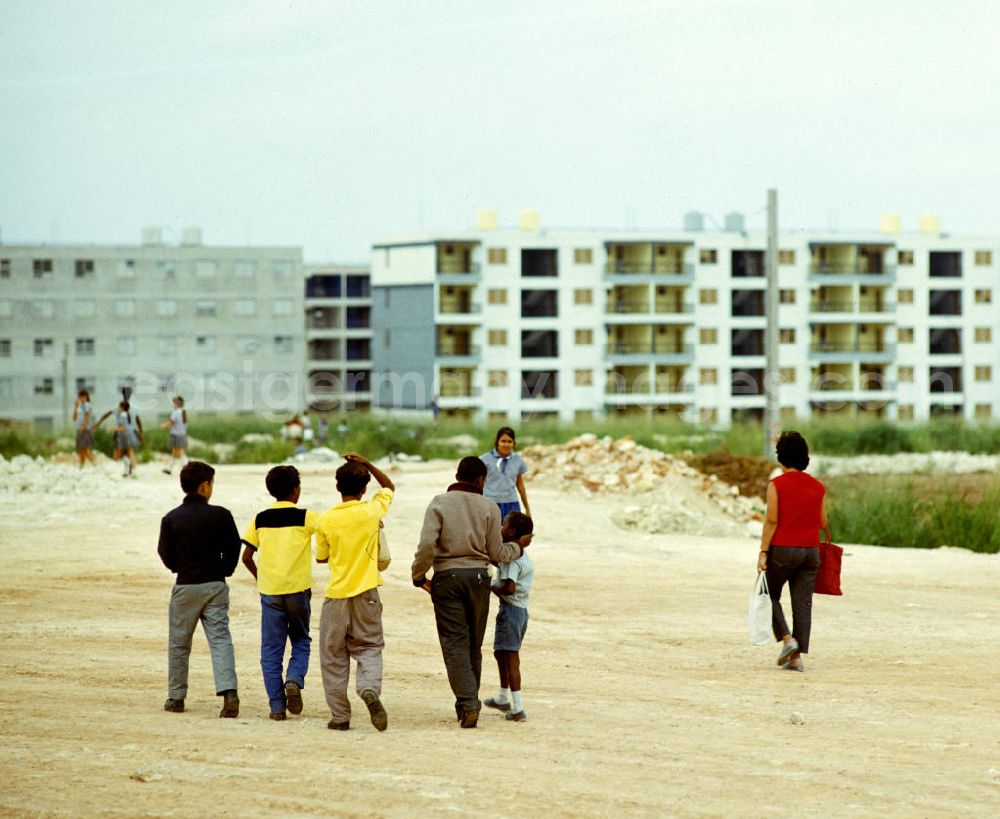 GDR image archive: Havanna - Kinder spielen vor den neu errichteten Plattenbauten in Havanna Alamar. Die kubanische Neubausiedlung Alamar war einst als Symbol sozialistischen Lebens geplant worden und ist seit Mitte der 6
