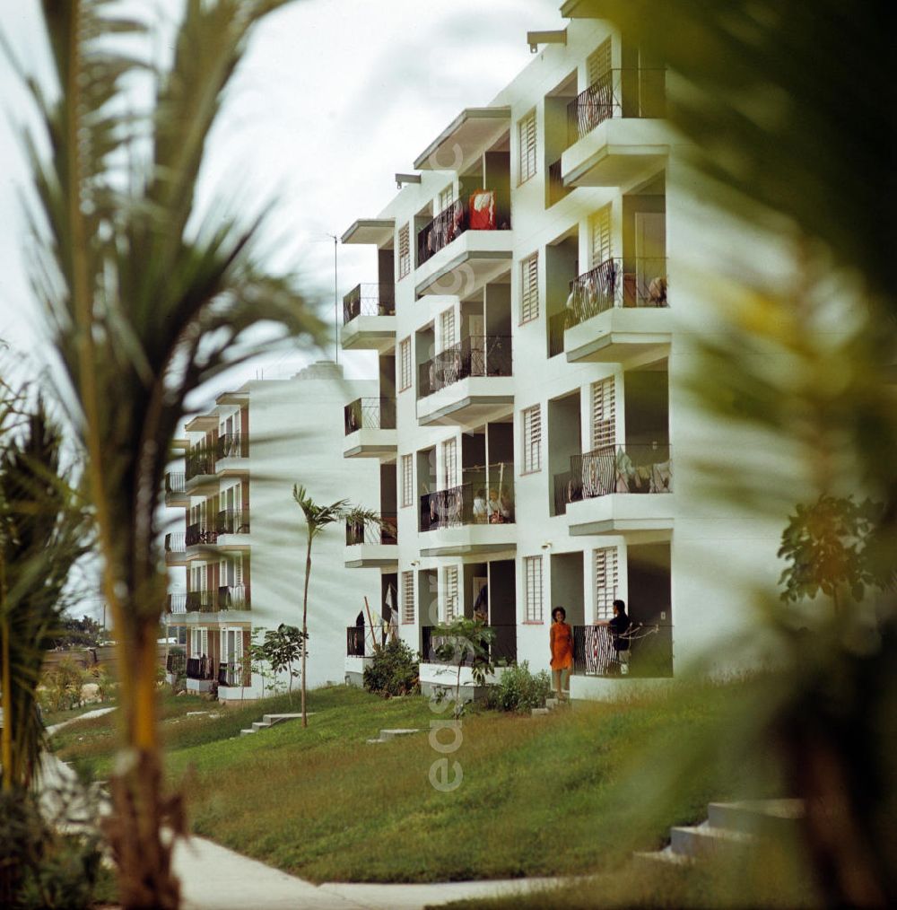 GDR photo archive: Havanna - Blick auf ein neu errichtetes Wohnhaus in Plattenbauweise in Havanna Alamar. Die kubanische Neubausiedlung Alamar war einst als Symbol sozialistischen Lebens geplant worden und ist seit Mitte der 6