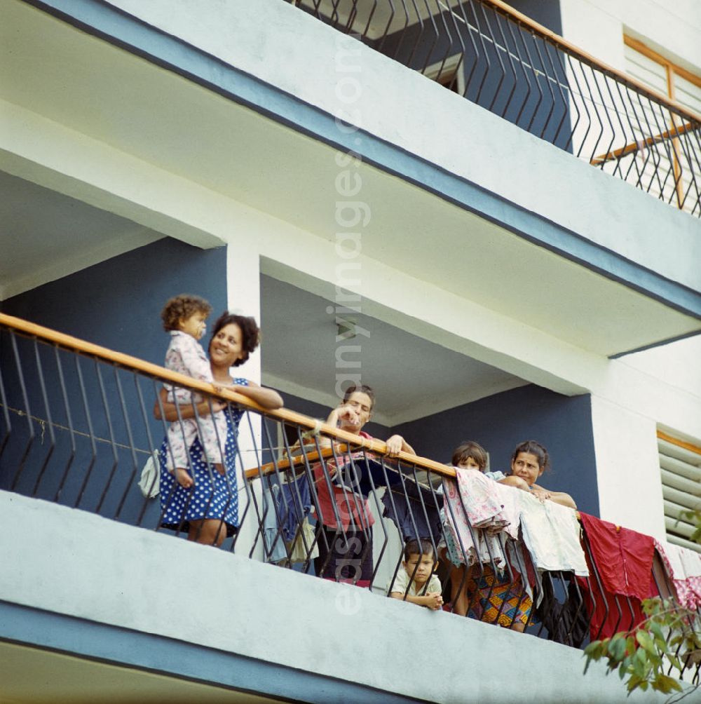 GDR photo archive: Havanna - Eine kubanische Familie auf dem Balkon ihres neu errichteten Wohnhauses in Plattenbauweise in Havanna Alamar. Die kubanische Neubausiedlung Alamar war einst als Symbol sozialistischen Lebens geplant worden und ist seit Mitte der 6