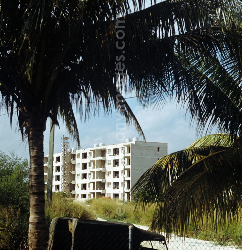 GDR image archive: Havanna - Blick auf ein neu errichtetes Wohnhaus in Plattenbauweise in Havanna Alamar. Die kubanische Neubausiedlung Alamar war einst als Symbol sozialistischen Lebens geplant worden und ist seit Mitte der 6