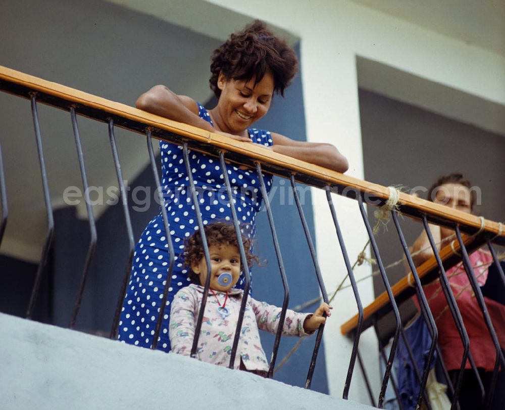 GDR photo archive: Havvanne - Eine Frau mit ihrem kleinen Kind schauen lachend von ihrem Balkon eines neu errichteten Wohnhauses in Plattenbauweise in Havanna Alamar. Die kubanische Neubausiedlung Alamar war einst als Symbol sozialistischen Lebens geplant worden und ist seit Mitte der 6