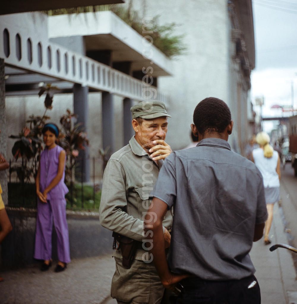 GDR photo archive: Santa Clara - Straßenszene in Santa Clara in Kuba. Ein kubanischer Soldat im Gespräch. Street scene in Santa Clara - Cuba. A Cuban soldier in conversation.