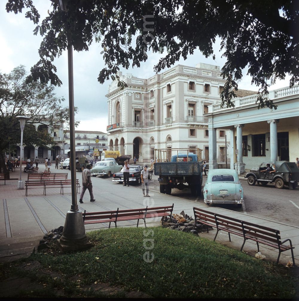 GDR image archive: Santa Clara - Straßenszene in Santa Clara in Kuba - Blick auf den zentralen Platz der Stadt am Parque Vidal mit seinen historischen Gebäuden. Street scene in Santa Clara - Cuba.
