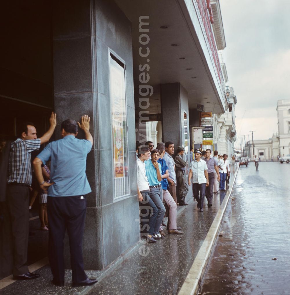 GDR photo archive: Santa Clara - Straßenszene in Santa Clara in Kuba - Passanten suchen in einer Passage Schutz vor dem Regen. Street scene in Santa Clara - Cuba.