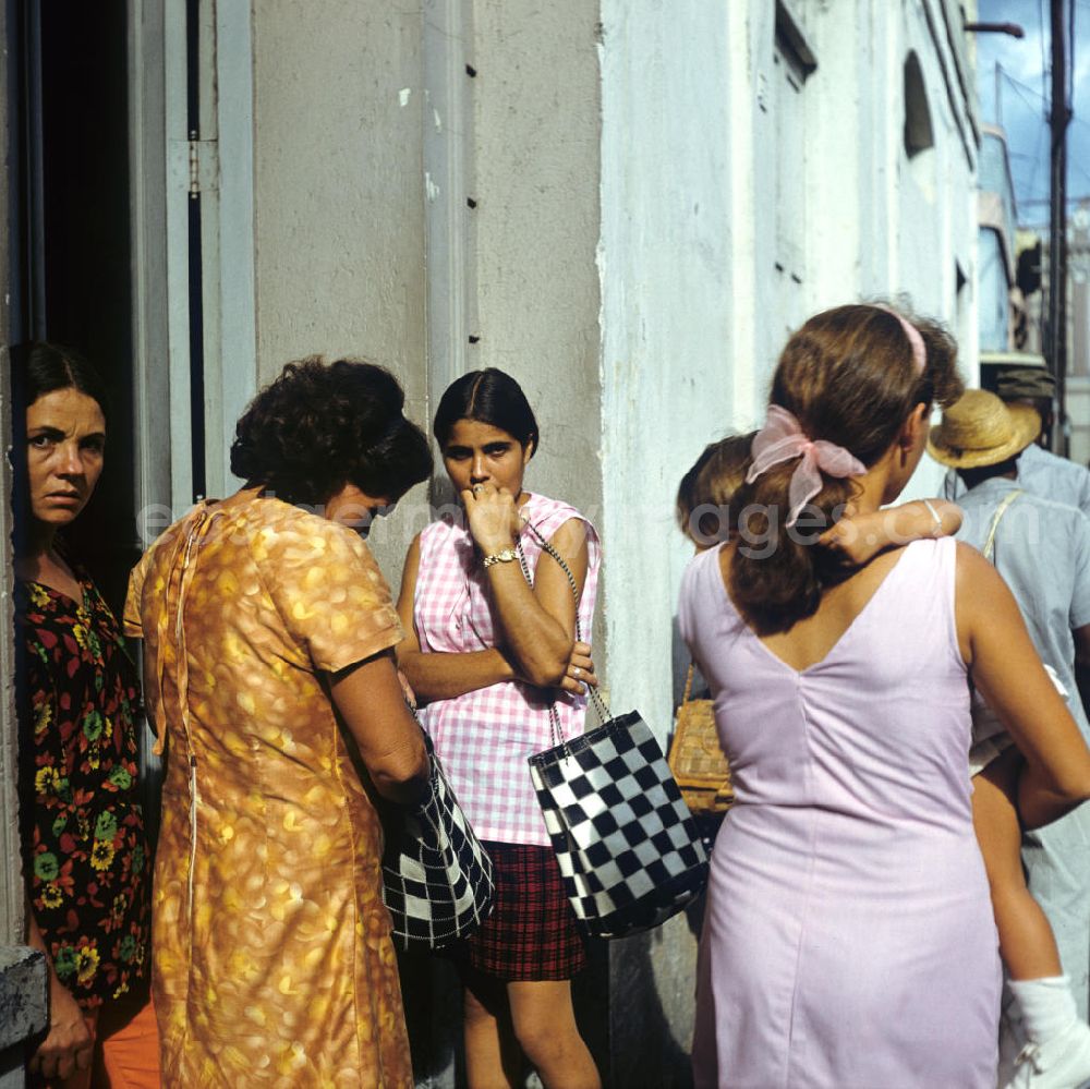 GDR photo archive: Santa Clara - Straßenszene in Santa Clara in Kuba. Street scene in Santa Clara - Cuba.
