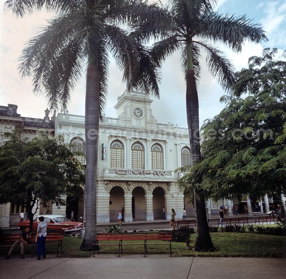 GDR picture archive: Santa Clara - Straßenszene in Santa Clara in Kuba - Blick auf den Palacio Municipal am Parque Vidal, dem zentralen Platz der Stadt. Street scene in Santa Clara - Cuba.
