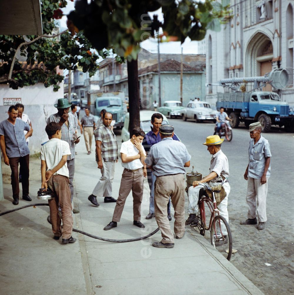 Santa Clara: Straßenszene in Santa Clara in Kuba. Street scene in Santa Clara - Cuba.