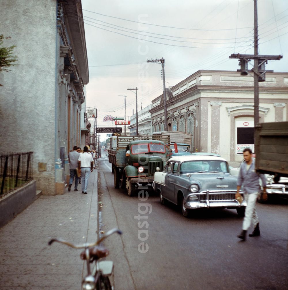 GDR photo archive: Santa Clara - Straßenszene in Santa Clara in Kuba. Street scene in Santa Clara - Cuba.