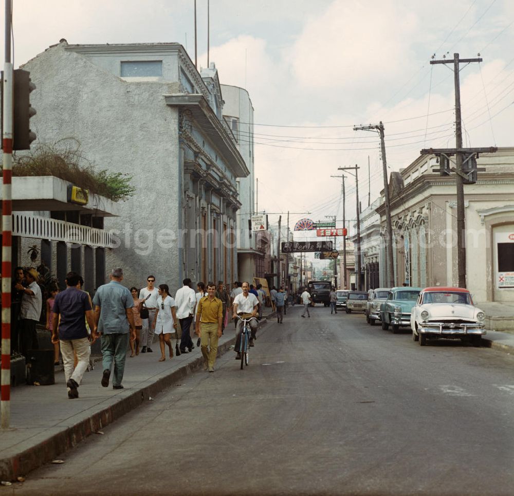GDR image archive: Santa Clara - Straßenszene in Santa Clara in Kuba. Street scene in Santa Clara - Cuba.