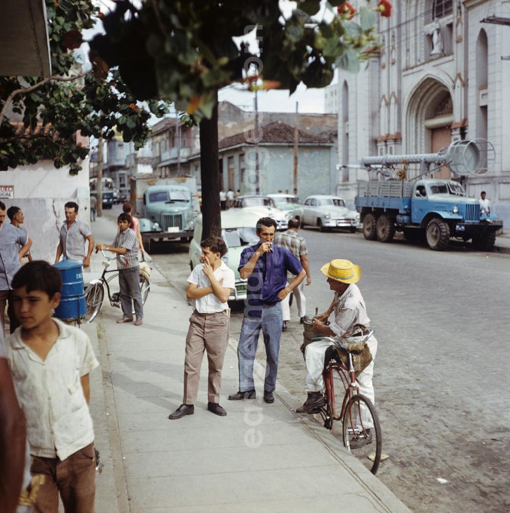 GDR picture archive: Santa Clara - Straßenszene in Santa Clara in Kuba. Street scene in Santa Clara - Cuba.