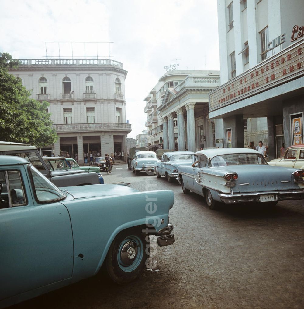 GDR picture archive: Santa Clara - Straßenszene in Santa Clara am Parque Vidal, dem zentralen Platz der Stadt, mit Kino (r) und historischen Gebäuden. Street scene in Santa Clara - Cuba.