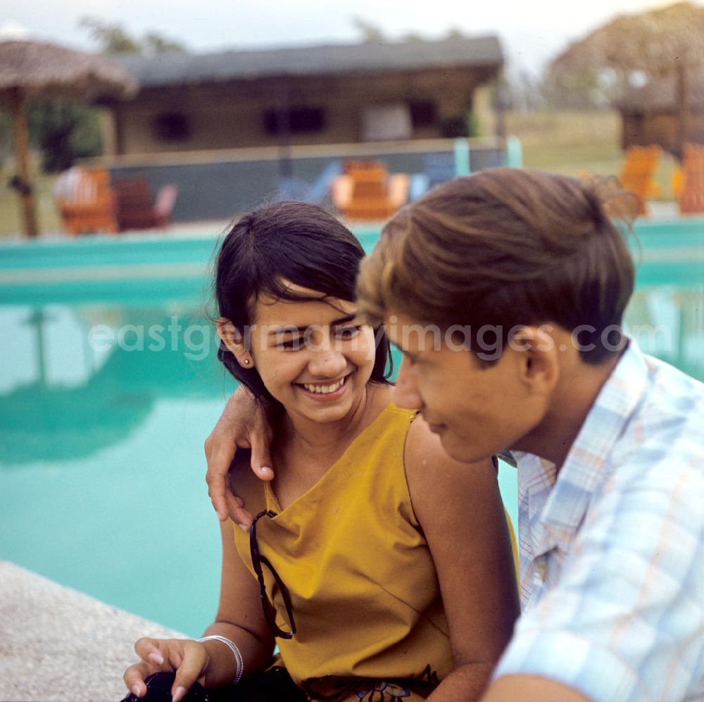 GDR photo archive: Santa Clara - Ein Liebespaar sitzt am Rand eines Schwimmbeckens im Motel Santa Clara in Kuba.