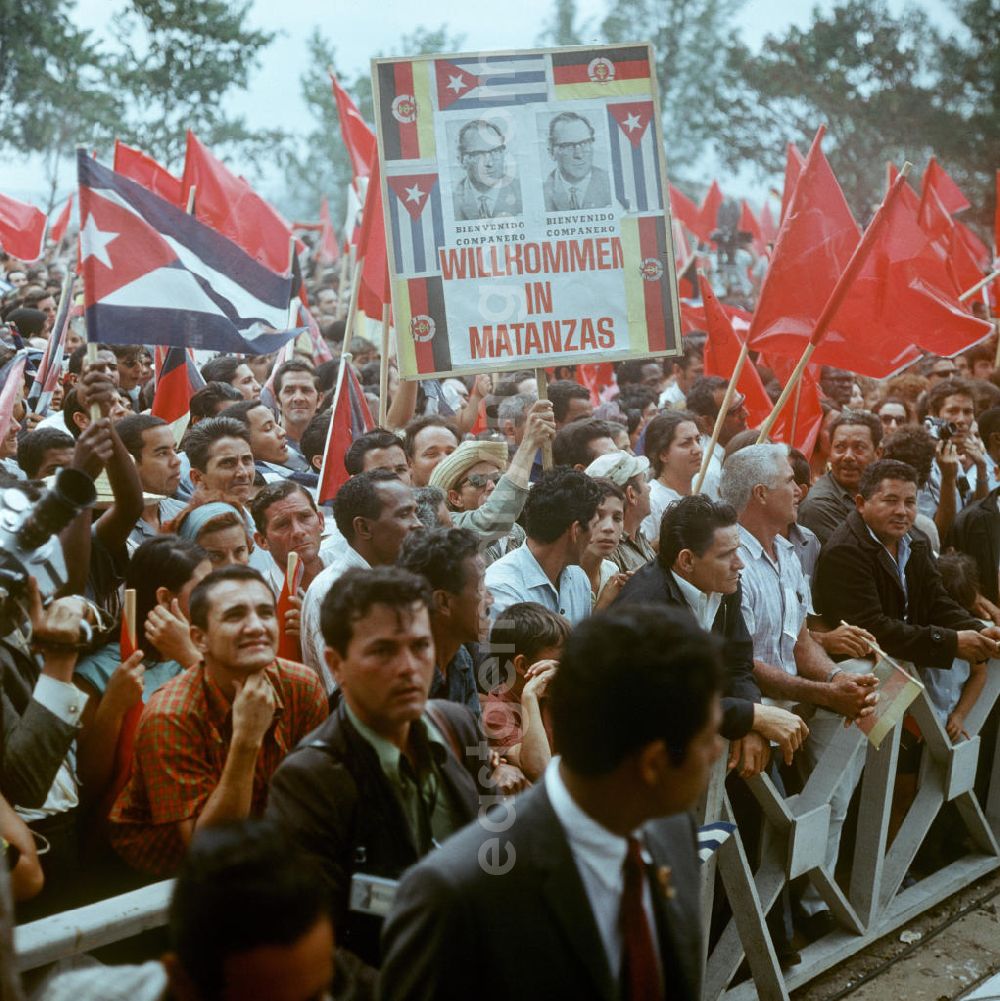 GDR picture archive: Matanzas - Mit großem Jubel, DDR- und Roten Fahnen sowie Willkommens-Plakaten wird in der kubanischen Bevölkerung die Ankunft des Staats- und Parteivorsitzenden der DDR, Erich Honecker, in Matanzas gefeiert. Honecker stattete vom 2