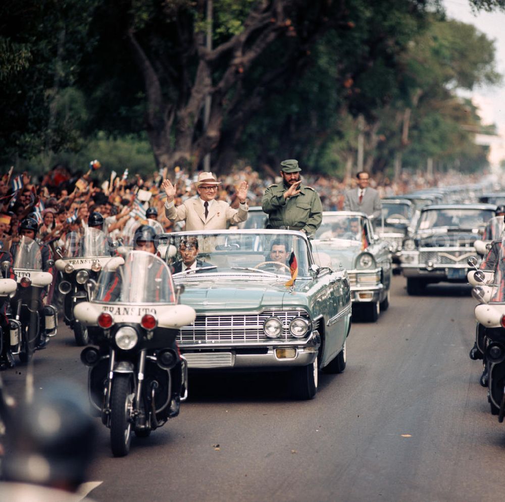 GDR photo archive: Havanna - Mit großem Jubel wird in der kubanischen Bevölkerung die Ankunft des Staats- und Parteivorsitzenden der DDR, Erich Honecker, in Havanna gefeiert - hier im Wagen mit dem Regierungschef Kubas Fidel Castro. Honecker stattete vom 2