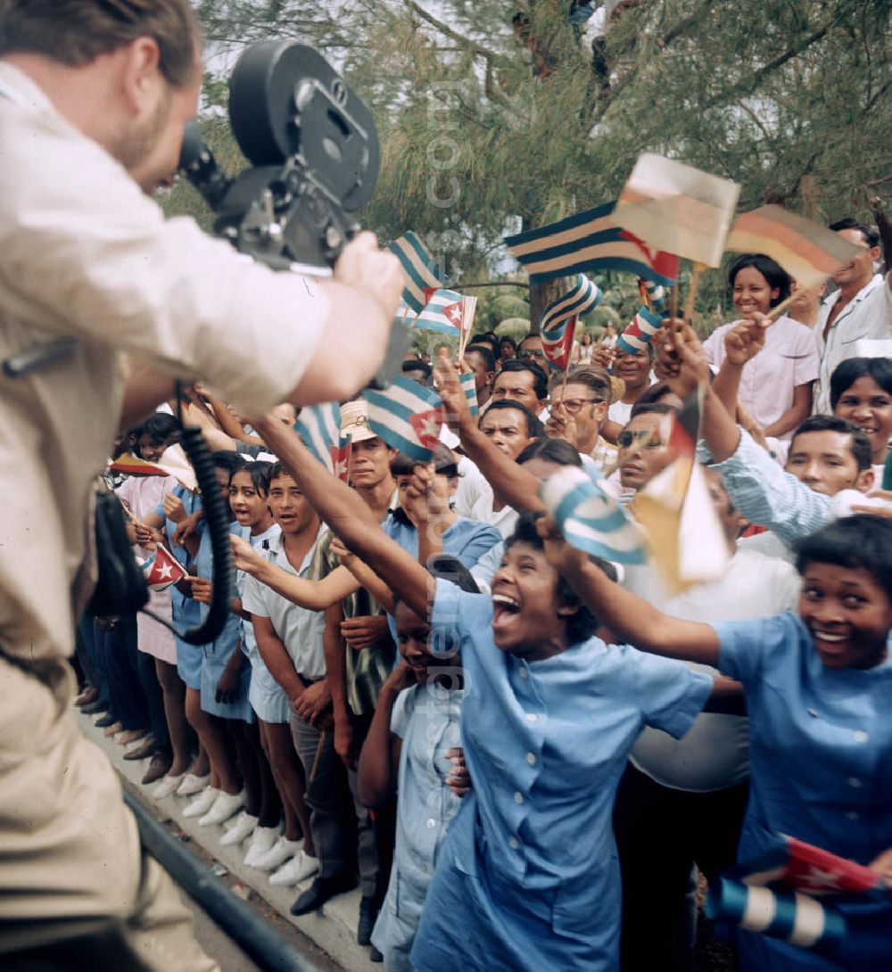 GDR picture archive: Havanna - Ein Kameramann filmt den großen Jubel, mit dem in der kubanischen Bevölkerung die Ankunft des Staats- und Parteivorsitzenden der DDR, Erich Honecker, in Havanna gefeiert wird. Honecker stattete vom 2