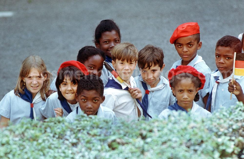 GDR image archive: Santiago de Cuba - Kubanische Pioniere in Uniform warten vor dem Gebäude des Cuartel Moncada - der ehemaligen Moncada-Kaserne - auf die Ankunft des Staats- und Parteivorsitzenden der DDR, Erich Honecker, in Santiago de Cuba. Honecker stattete vom 2