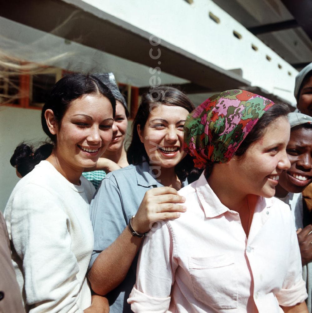 GDR photo archive: Santiago de Cuba - Am Rande gesehen - kubanische Frauen warten auf die Ankunft des Staats- und Parteivorsitzenden der DDR, Erich Honecker, auf dem Flughafen Santiago de Cuba. Honecker stattete vom 2