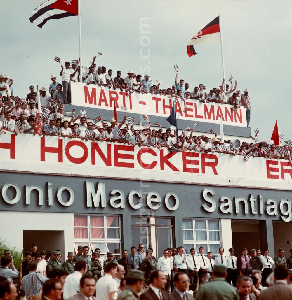 Santiago de Cuba: Feierlicher Empfang des Staats- und Parteivorsitzenden der DDR, Erich Honecker, auf dem Flughafen Santiago de Cuba - auf den Transparenten die Namen von Marti, Thälmann und Honecker. Honecker stattete vom 2