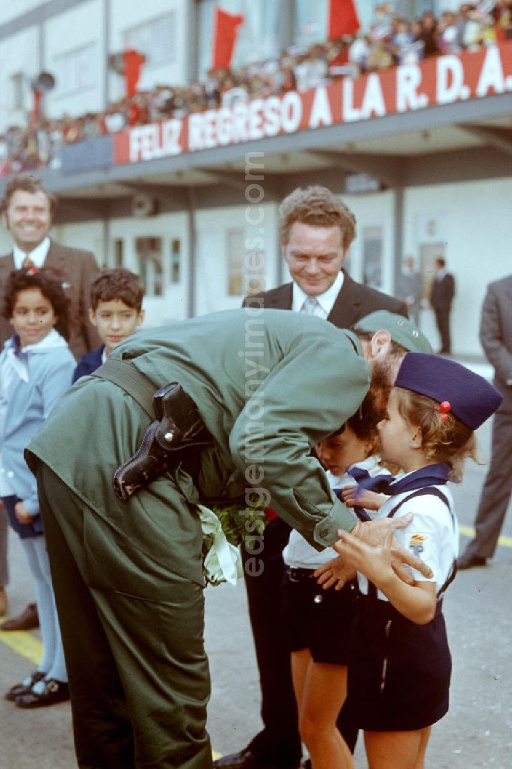 GDR image archive: Santiago de Cuba - Zum feierlichen Empfang des Staats- und Parteivorsitzenden der DDR, Erich Honecker, auf dem Flughafen Santiago de Cuba küßt der kubanische Regierungschef Fidel Castro ein kleines Mädchen in Pionieruniform auf die Wange. Honecker stattete vom 2