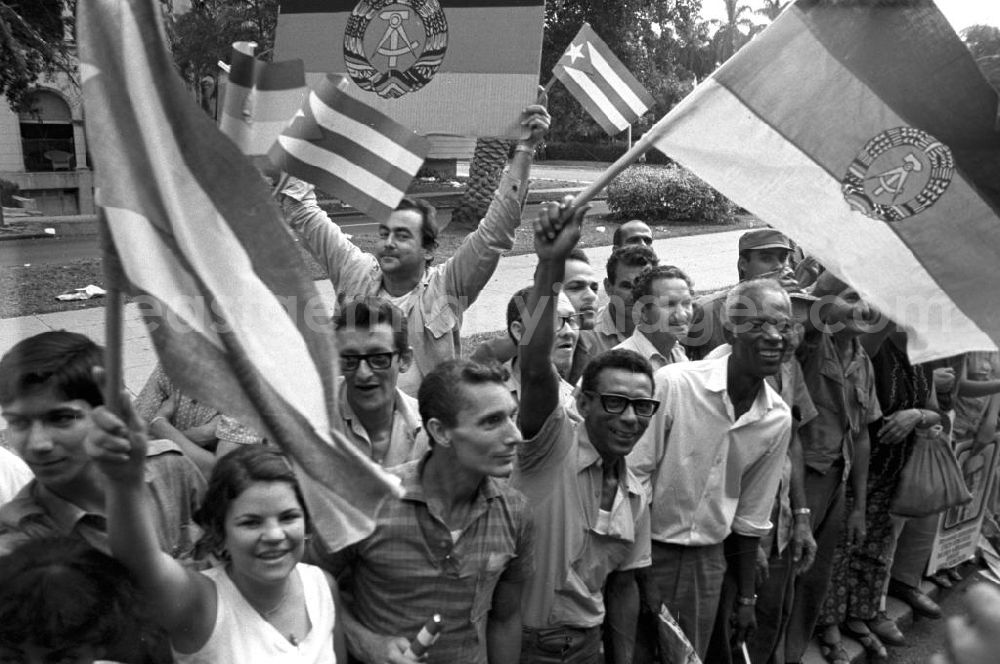 GDR picture archive: Havanna - Mit großem Jubel wird in der kubanischen Bevölkerung die Ankunft des Staats- und Parteivorsitzenden der DDR, Erich Honecker, in Havanna gefeiert. Honecker stattete vom 2