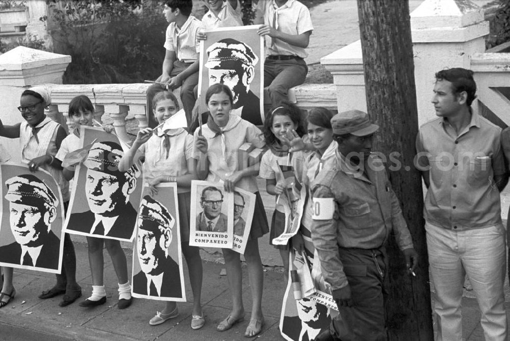 Matanzas: Mit großem Jubel wird in der kubanischen Bevölkerung die Ankunft des Staats- und Parteivorsitzenden der DDR, Erich Honecker, in Matanzas gefeiert. Honecker stattete vom 2