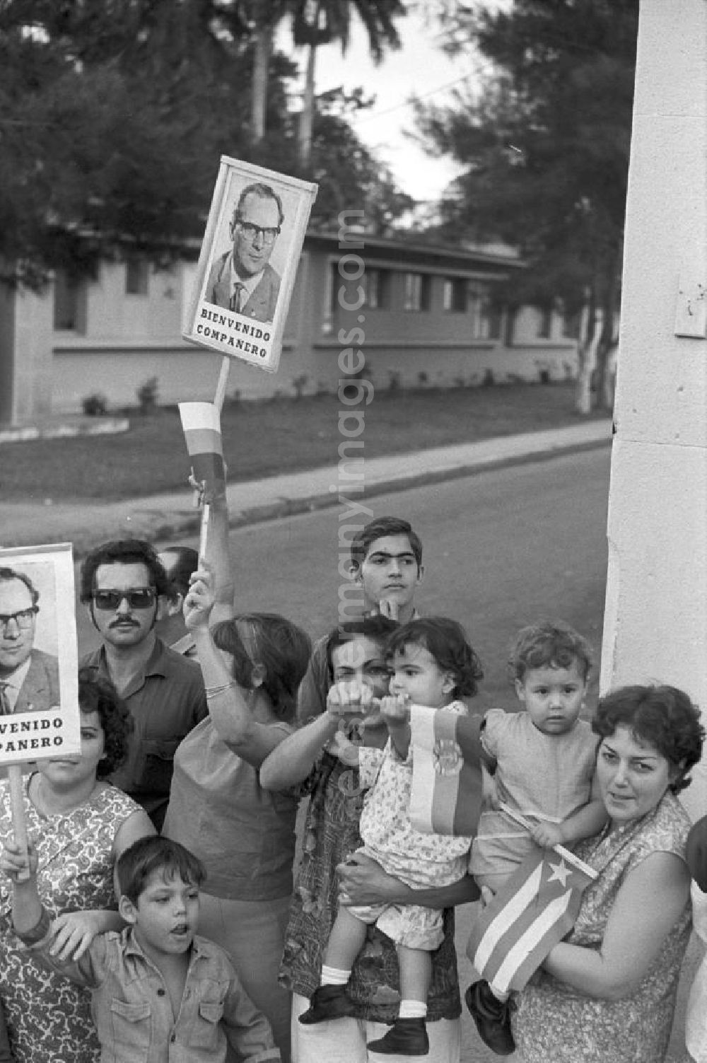 GDR image archive: Matanzas - Mit großem Jubel wird in der kubanischen Bevölkerung die Ankunft des Staats- und Parteivorsitzenden der DDR, Erich Honecker, in Matanzas gefeiert. Honecker stattete vom 2