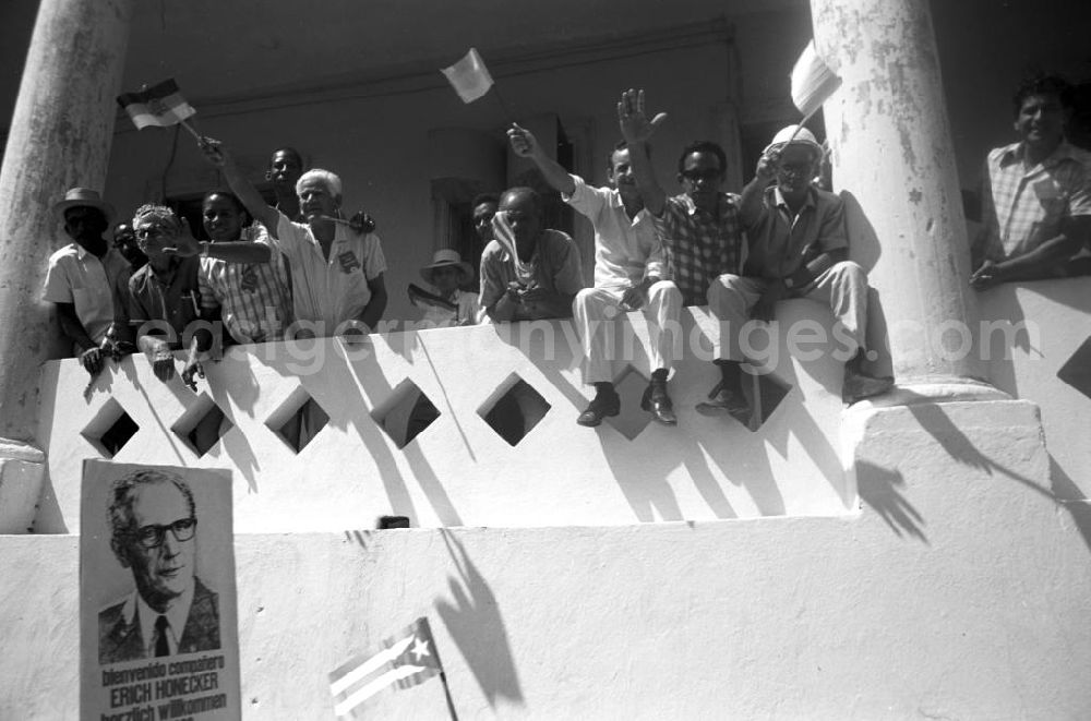 GDR photo archive: Cienfuegos - Mit großem Jubel wird in der kubanischen Bevölkerung die Ankunft des Staats- und Parteivorsitzenden der DDR, Erich Honecker, in Cienfuegos gefeiert. Honecker stattete vom 2