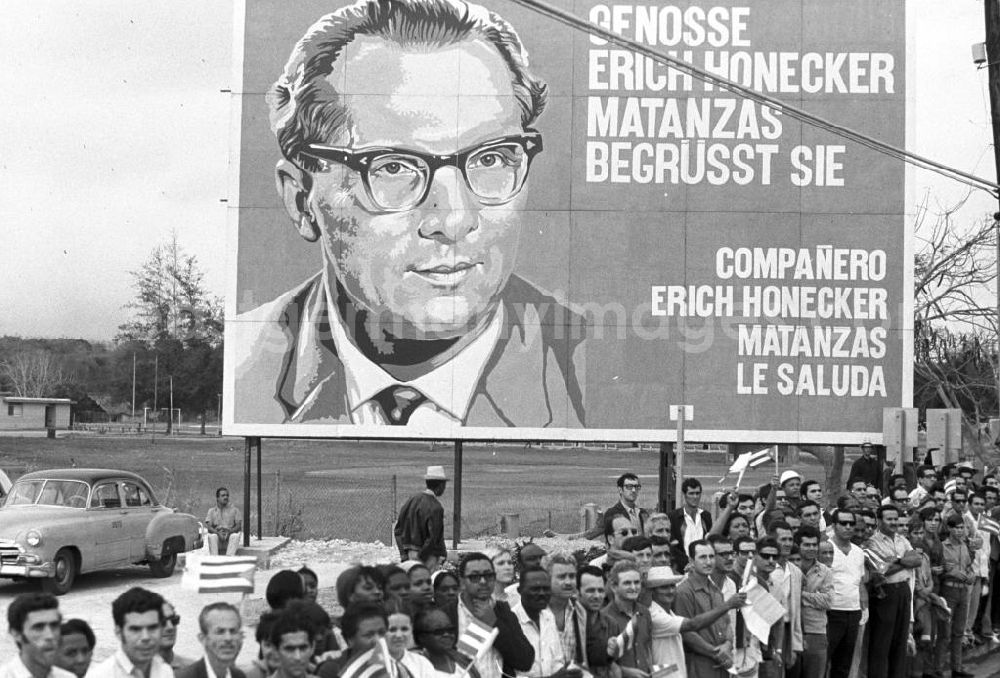 GDR photo archive: Matanzas - Mit großem Jubel wird in der kubanischen Bevölkerung die Ankunft des Staats- und Parteivorsitzenden der DDR, Erich Honecker, in Matanzas gefeiert, auf einem großen Plakat heißt es: Genosse Erich Honecker Matanzas begrüßt Sie - Companero Erich Honecker Matanzas le saluda. Honecker stattete vom 2