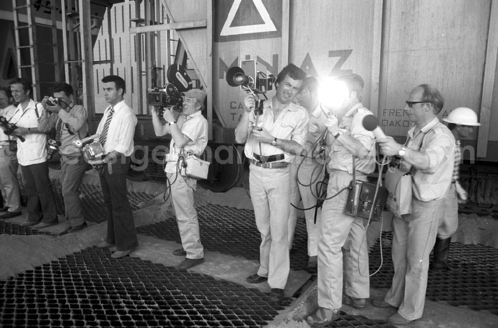 GDR image archive: Cienfuegos - Vertreter der Presse halten den Besuch des Staats- und Parteivorsitzenden der DDR, Erich Honecker, einer Düngemittelfabrik im kubanischen Cienfuegos in Ton und Bild fest. Honecker stattete vom 2