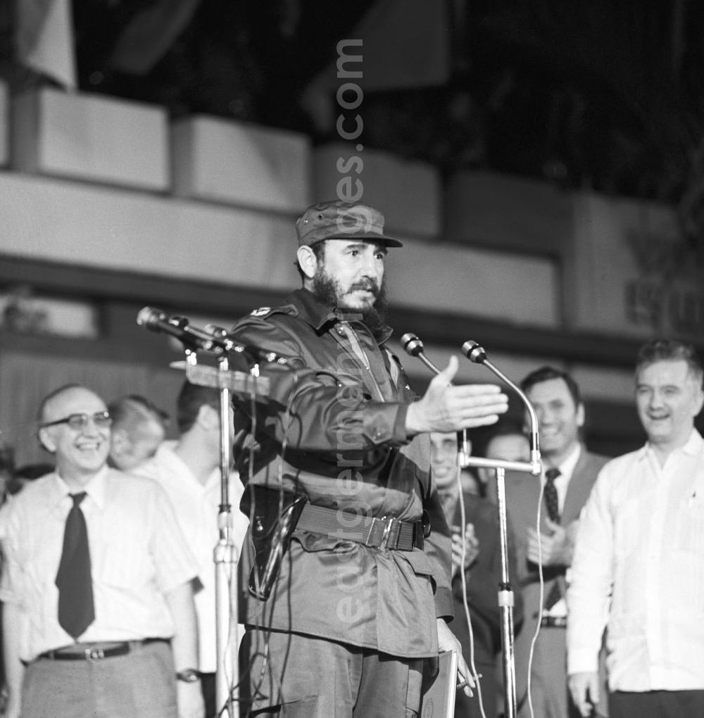 GDR image archive: Havanna - Der kubanische Regierungschef Fidel Castro hält vor der Schule RDA (DDR) in Havanna vor dem Staats- und Parteivorsitzenden der DDR, Erich Honecker, und weiteren Regierungs- und Parteifunktionären eine Rede. Honecker stattete vom 2
