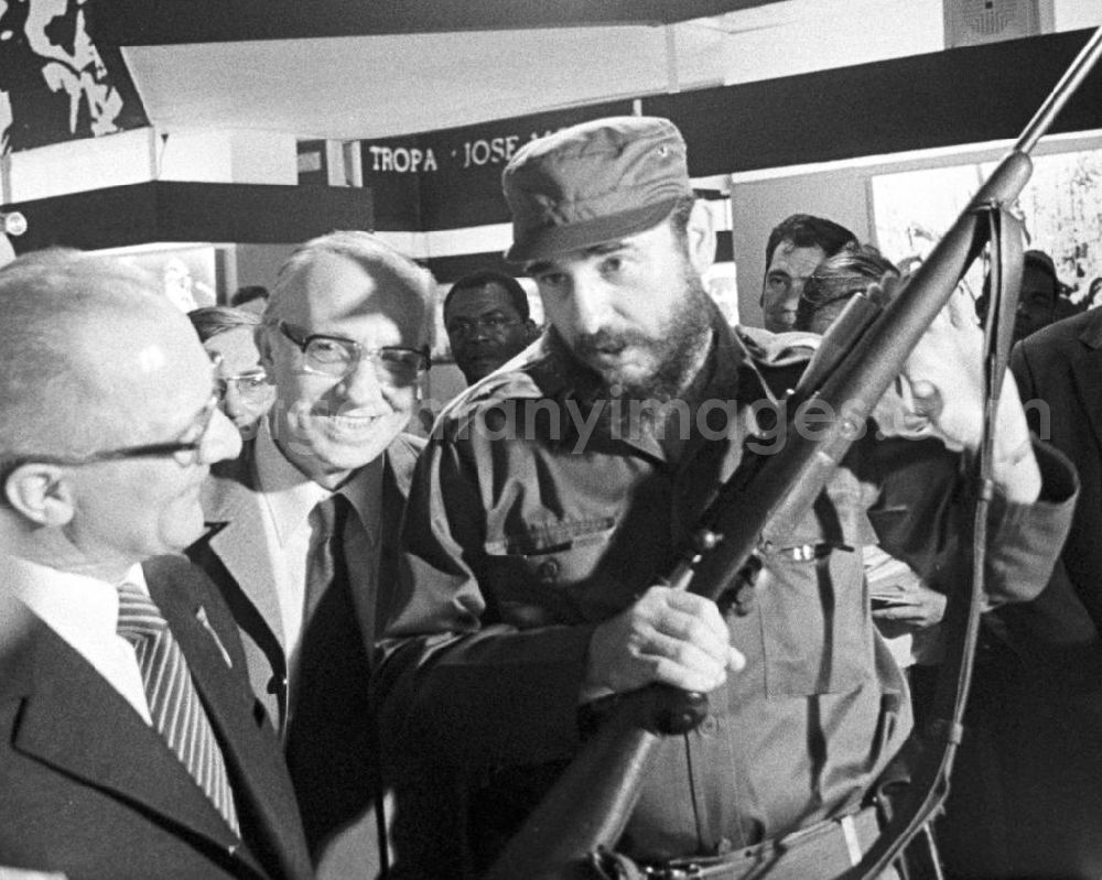 Santiago de Cuba: Der kubanische Regierungschef Fidel Castro und der Staats- und Parteivorsitzende der DDR, Erich Honecker, besuchen das Cuartel Moncada - die ehemalige Moncada-Kaserne und Kultstätte der kubanischen Revolution - in Santiago de Cuba. Honecker stattete vom 2