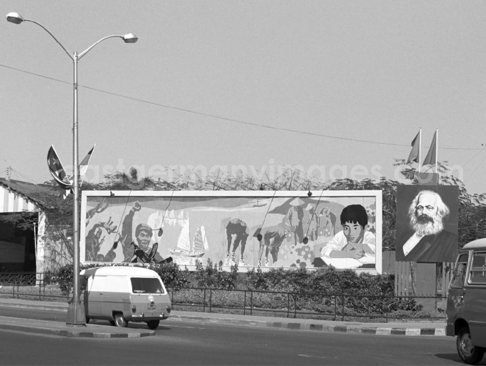 GDR photo archive: Havanna - Für den Empfang des Staats- und Parteivorsitzenden der DDR, Erich Honecker, sind die Straßen in Havanna mit Fahnen und Plakaten festlich geschmückt - hier erinnert ein Plakat mit einem Abbild von Karl Marx an die sozialistische Verbundenheit. Honecker stattete vom 2