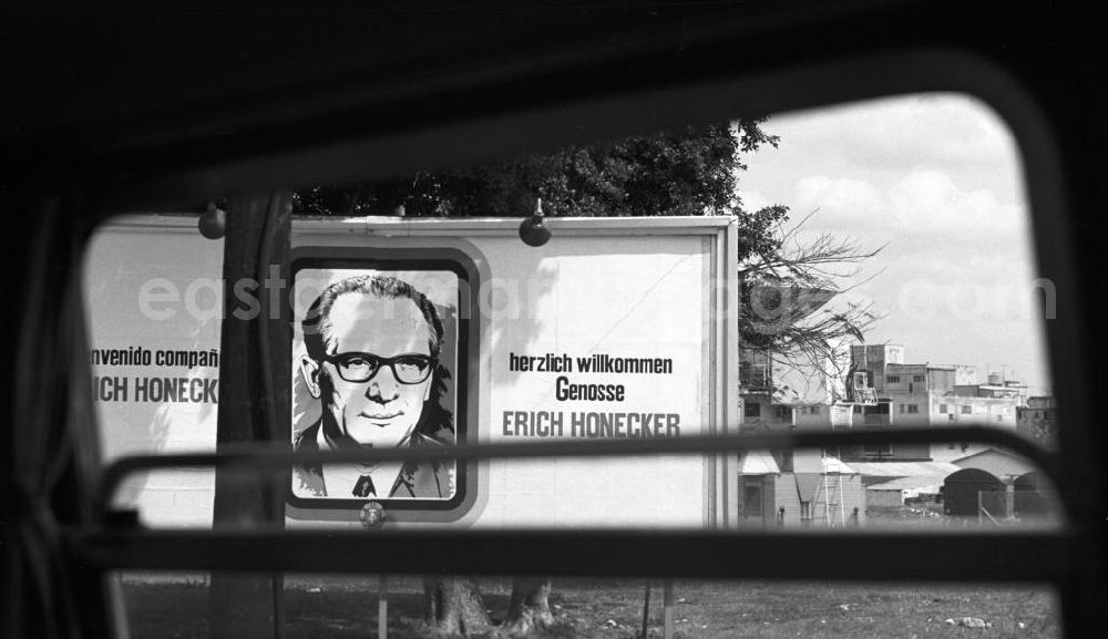 GDR image archive: Havanna - Für den Empfang des Staats- und Parteivorsitzenden der DDR, Erich Honecker, sind die Straßen in Havanna mit Fahnen und Plakaten festlich geschmückt - hier ein Plakat mit einem Abbild von Honecker und der Aufschrift Benvenido companero Erich Honecker - herzlich willkommen Genosse Erich Honecker. Honecker stattete vom 2