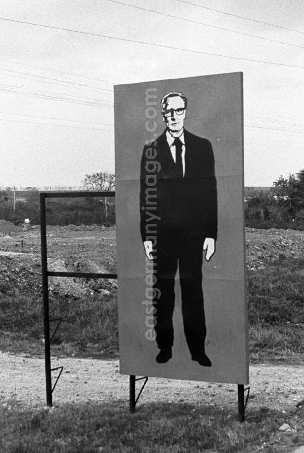 Matanzas: Für den Empfang des Staats- und Parteivorsitzenden der DDR, Erich Honecker, sind die Straßen in Matanzas mit Plakaten festlich geschmückt - hier ein lebensgroßes Abbild von Honecker. Honecker stattete vom 2