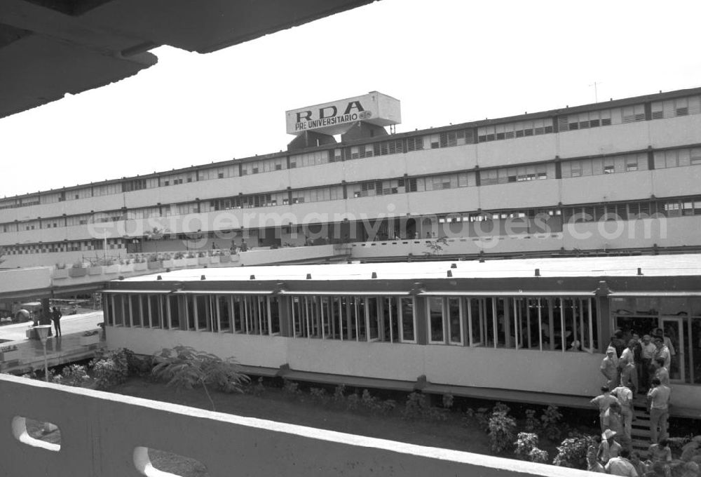 GDR picture archive: Havanna - Vorbesichtigung der RDA Pre-Universitario in Havanna durch die Pressevertreter für den Staatsbesuch des Staats- und Parteivorsitzenden der DDR, Erich Honecker. Honecker stattete vom 2