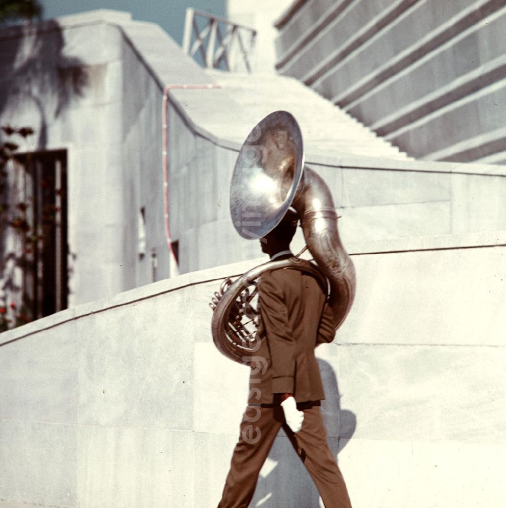 GDR image archive: Havanna - Tubaspieler auf dem Weg zu seiner Musikkapelle anläßlich der Kranzniederlegung des Staats- und Parteivorsitzenden der DDR, Erich Honecker, auf dem Plaza de la Revolución (Platz der Revolution) mit dem José-Martí-Denkmal in Havanna. Honecker stattete vom 2