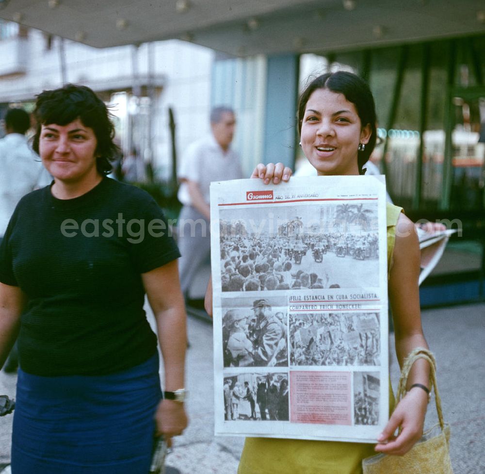 GDR photo archive: Havanna - Am Rande gesehen - einen Tag nach der Ankunft des Staats- und Parteivorsitzenden der DDR in Kuba sind die aktuellen Tageszeitungen voll mit Berichterstattungen und Fotos über den Staatsempfang. Erich Honecker stattete vom 2