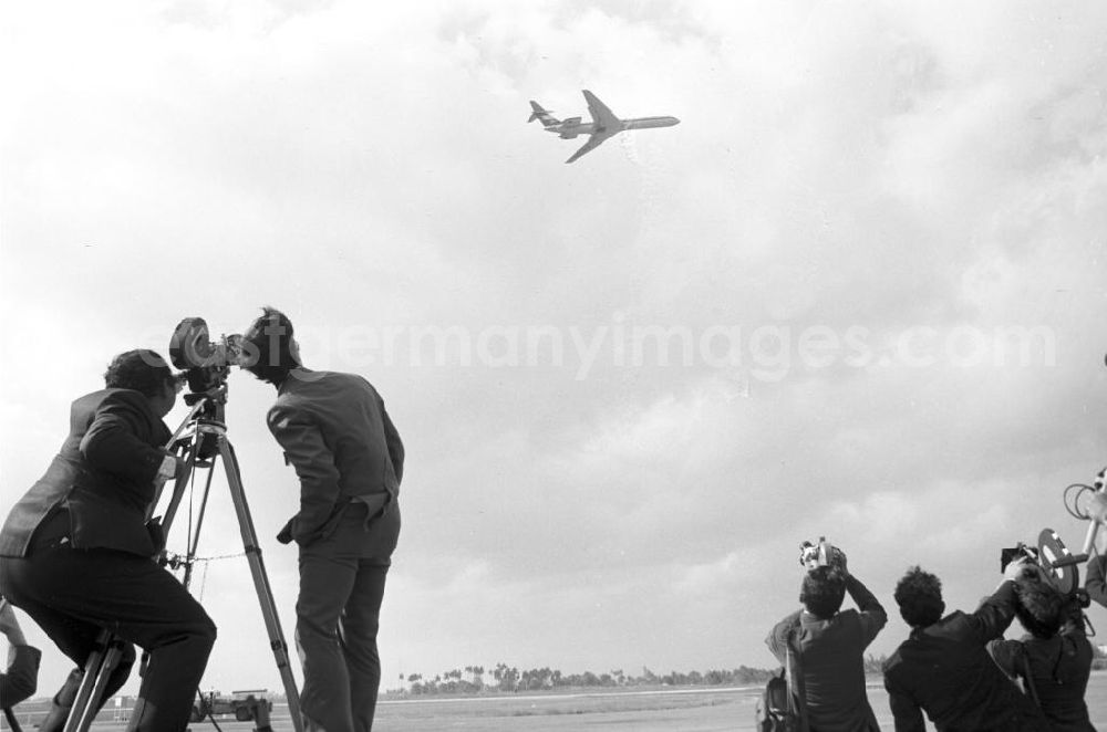 GDR picture archive: Havanna - Vertreter der Presse halten den Abflug des Staats- und Parteivorsitzenden der DDR, Erich Honecker, am Ende seines Staatsbesuchs von dem Flughafen Havanna-José Martí in Ton und Bild fest. Honecker stattete vom 2
