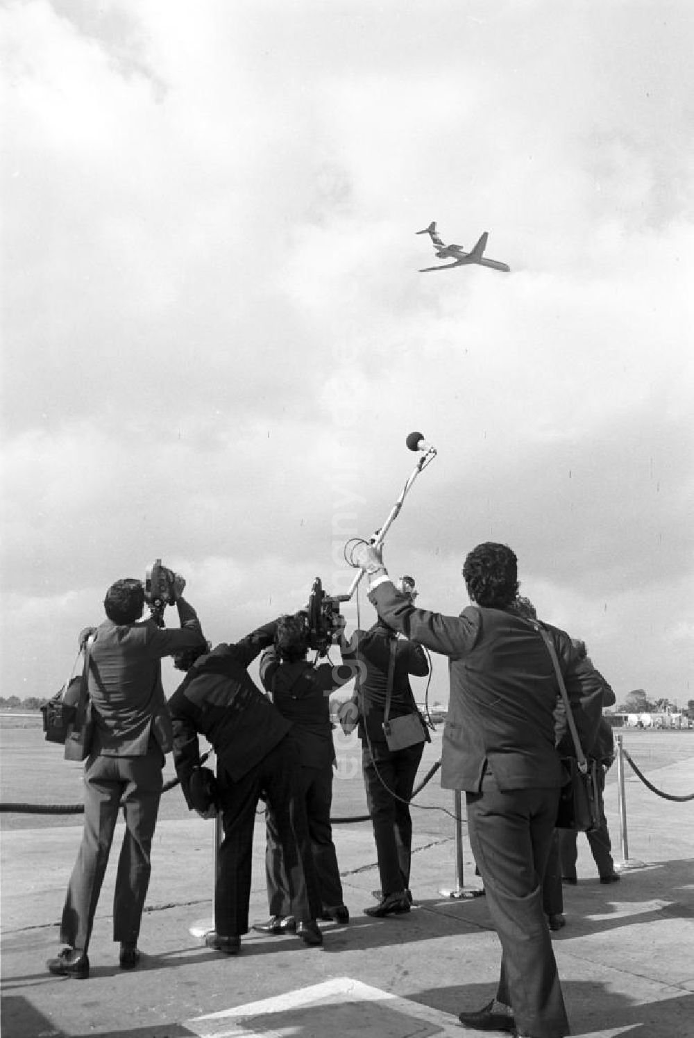 Havanna: Vertreter der Presse halten den Abflug des Staats- und Parteivorsitzenden der DDR, Erich Honecker, am Ende seines Staatsbesuchs von dem Flughafen Havanna-José Martí in Ton und Bild fest. Honecker stattete vom 2