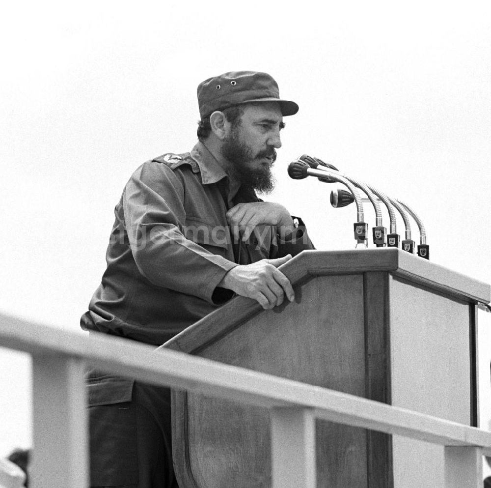 Cienfuegos: Der kubanische Regierungschef Fidel Castro hält bei einer Großkundgebung im kubanischen Cienfuegos vor dem Staats- und Parteivorsitzenden der DDR, Erich Honecker, und weiteren Regierungs- und Parteifunktionären eine Rede. Honecker stattete vom 2