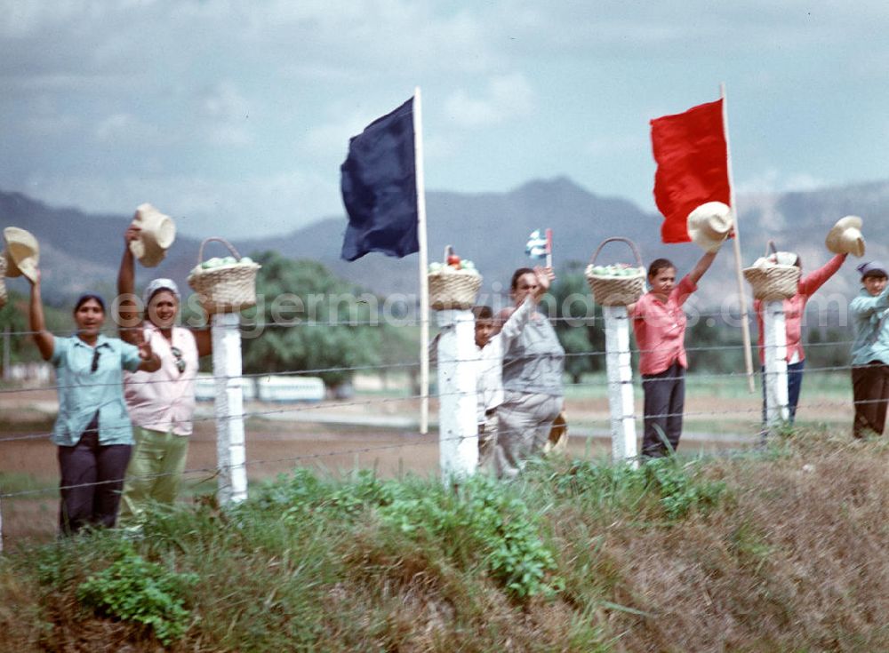 GDR image archive: Ceiba del Agua - Jubelstrecke der kubanischen Feldarbeiter für den Staats- und Parteivorsitzenden der DDR, Erich Honecker, während seines Staatsbesuches in Kuba. Honecker stattete vom 2