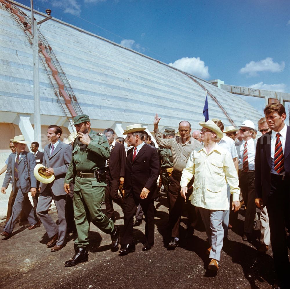 GDR image archive: Cienfuegos - Der Staats- und Parteivorsitzende der DDR, Erich Honecker, besichtigt mit dem kubanischen Regierungschef Fidel Castro und weiteren Regierungs- und Parteifunktionären eine Düngemittelfabrik im kubanischen Cienfuegos. Honecker stattete vom 2