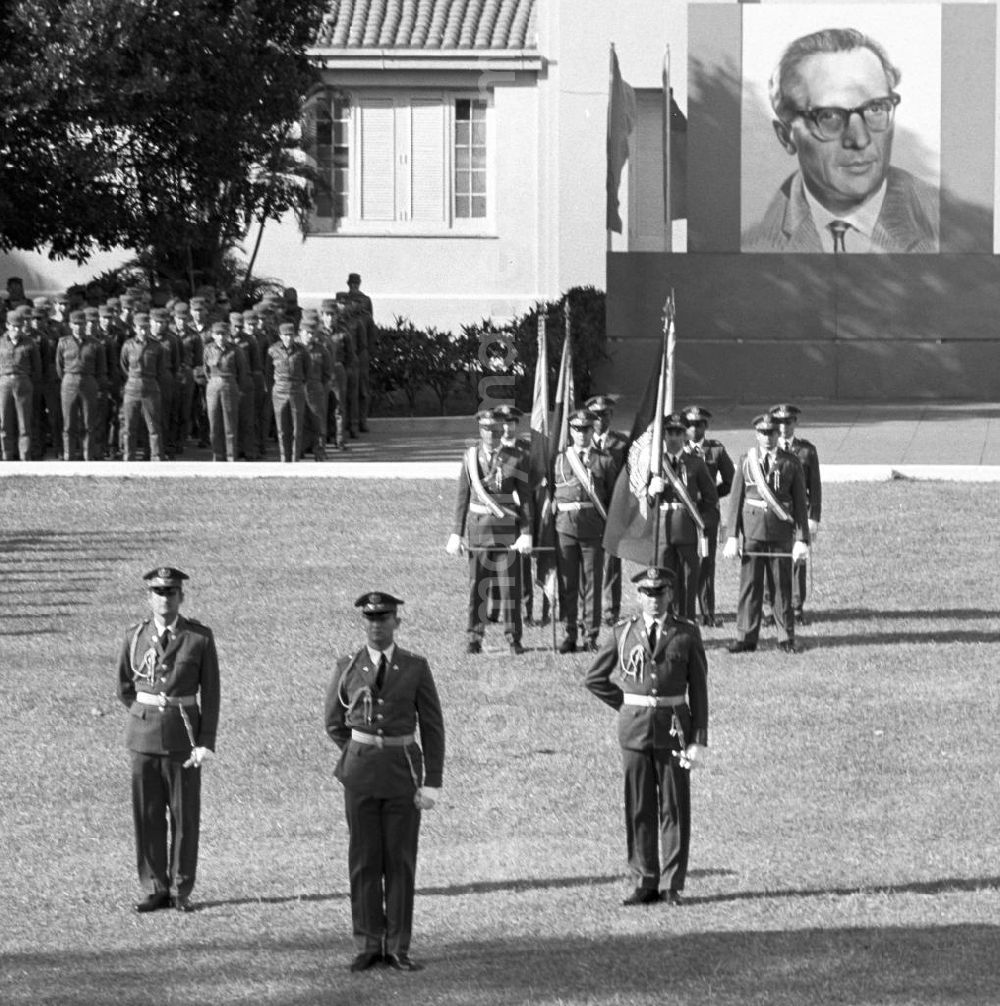 Ceiba del Agua: Aufstellung des Militärs in der Kaserne General Maceo zu Ehren des Staatsbesuches des Staats- und Parteivorsitzenden der DDR, Erich Honecker, in Kuba. Honecker stattete vom 2